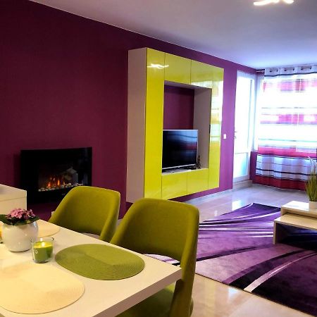 Ultraviolet Relax Apart Sofia Luaran gambar