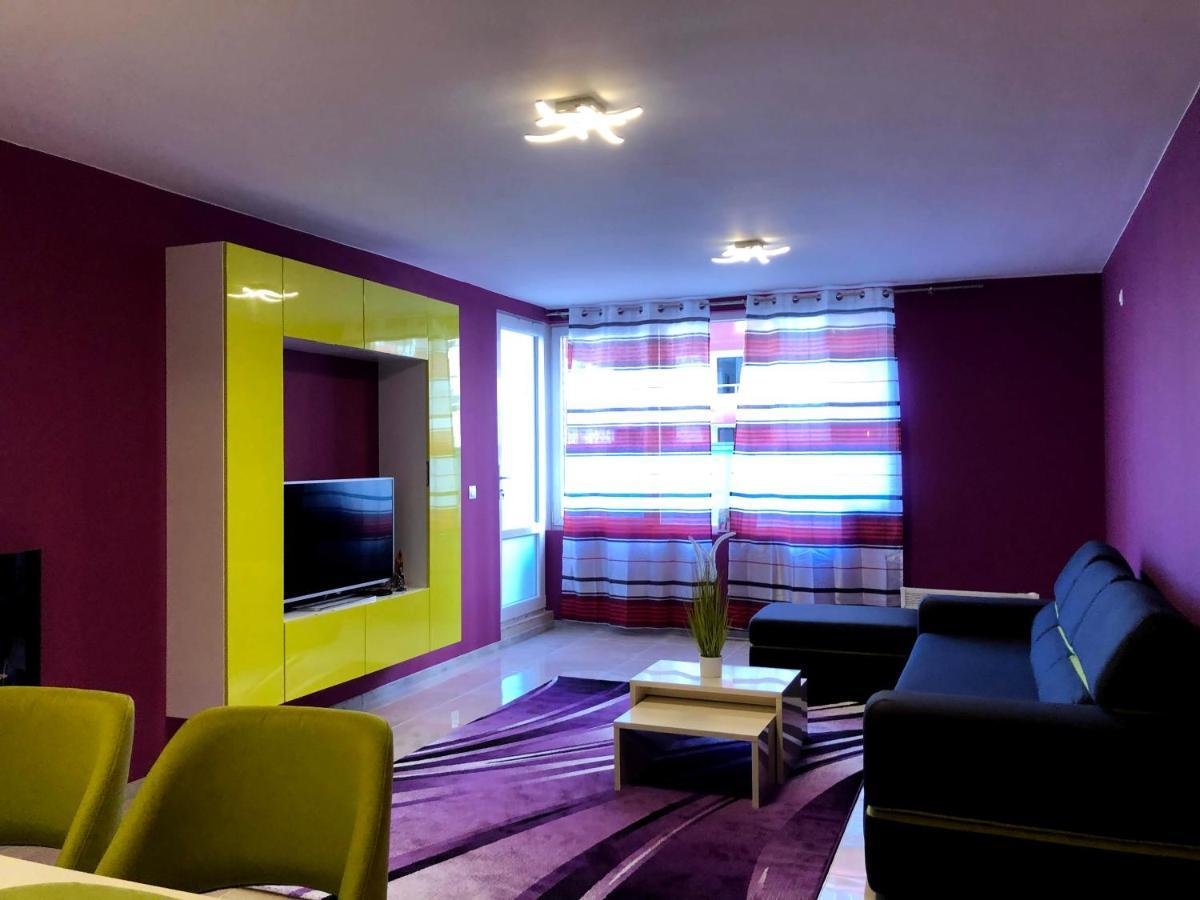 Ultraviolet Relax Apart Sofia Luaran gambar