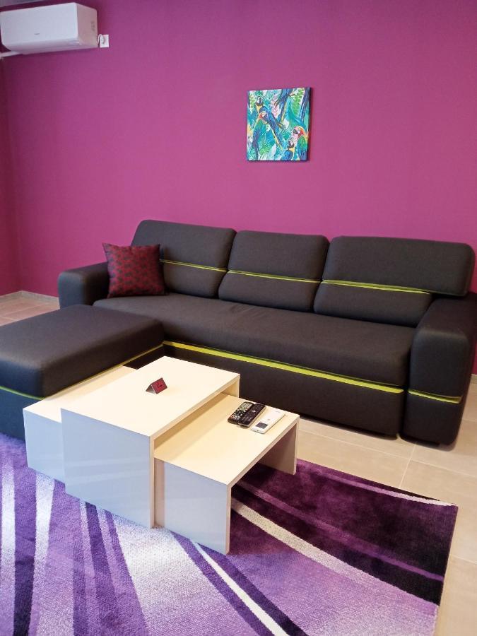 Ultraviolet Relax Apart Sofia Luaran gambar